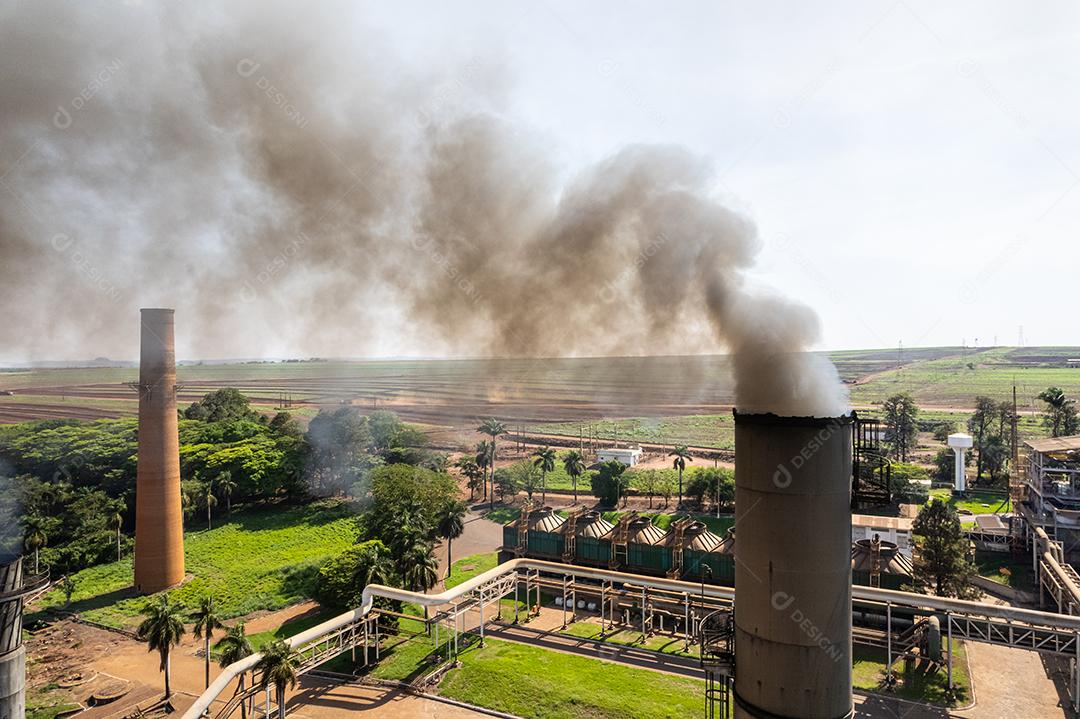 Usina de cana-de-açúcar produzindo energia renovável. Indústria de etanol