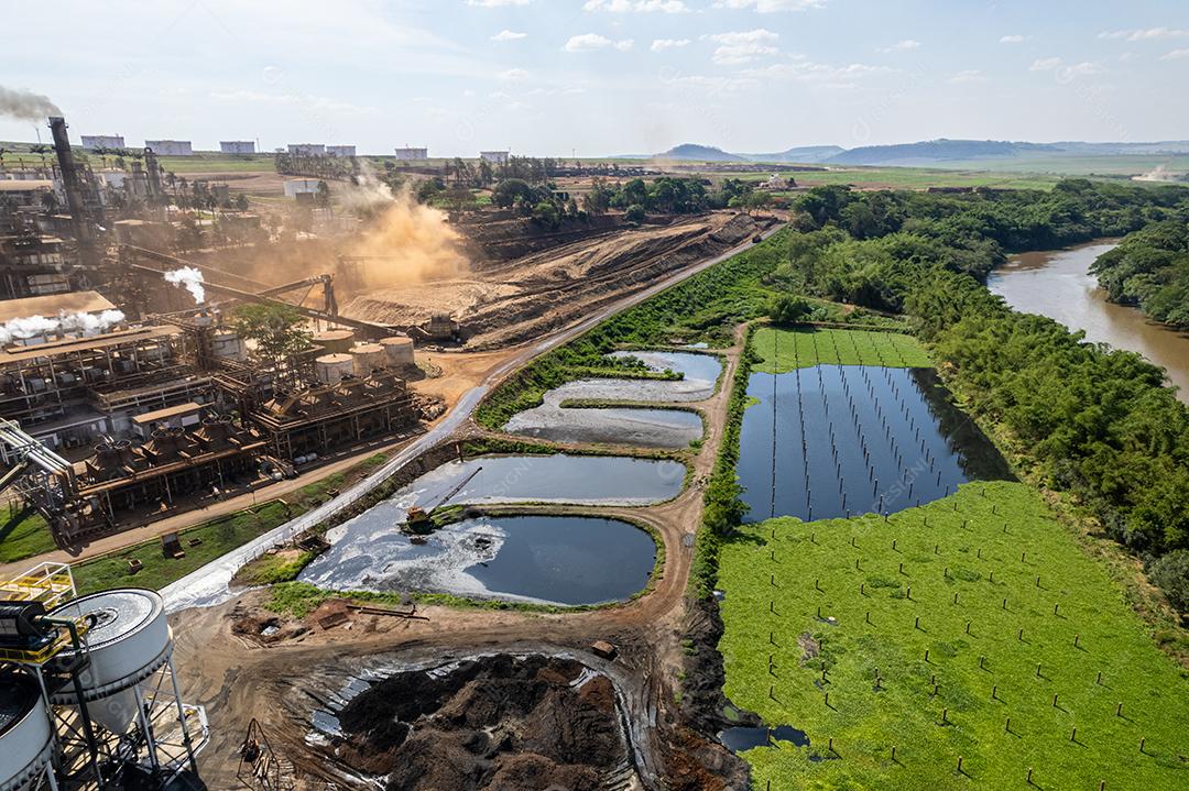 Usina de cana-de-açúcar produzindo energia renovável. Indústria do etanol. Álcool.