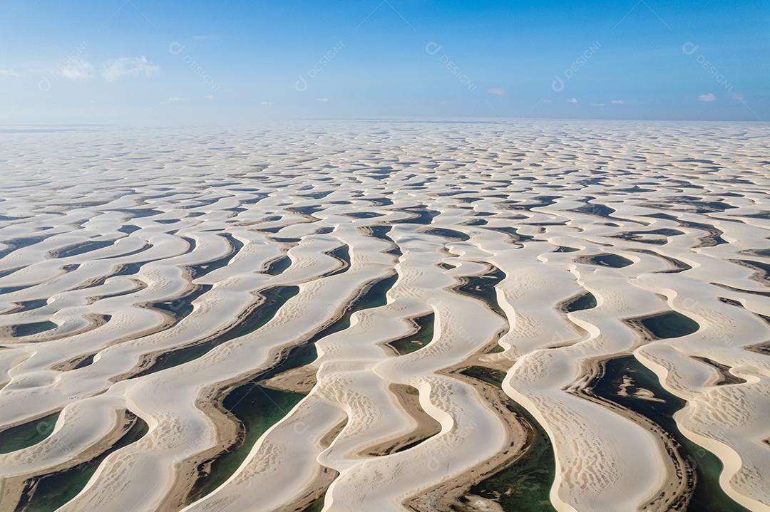 Parque Nacional dos Lençóis Maranhenses. Dunas e lagos de águas pluviais