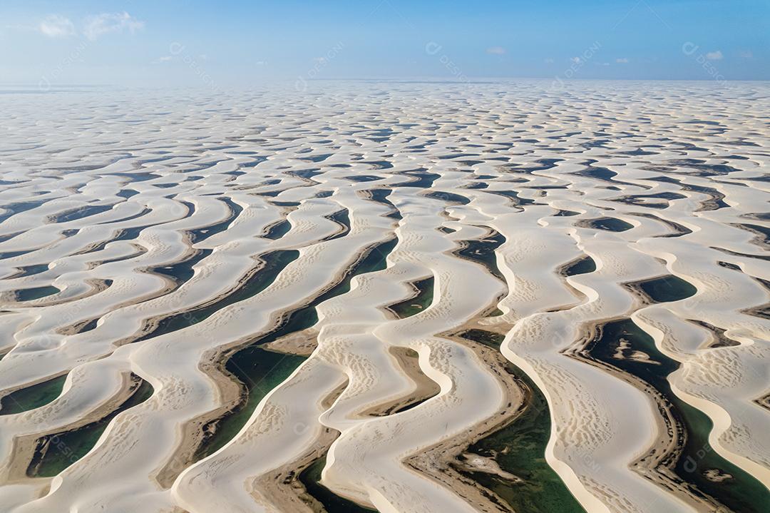 Parque Nacional dos Lençóis Maranhenses. Dunas e lagos de águas pluviais