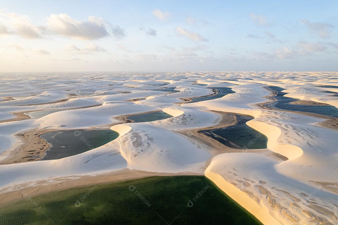 Parque Nacional dos Lençóis Maranhenses. Dunas e lagos de águas pluviais