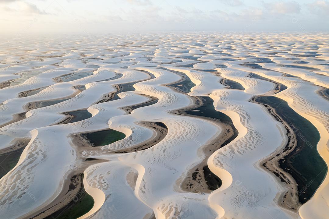 Parque Nacional dos Lençóis Maranhenses. Dunas e lagos de águas pluviais