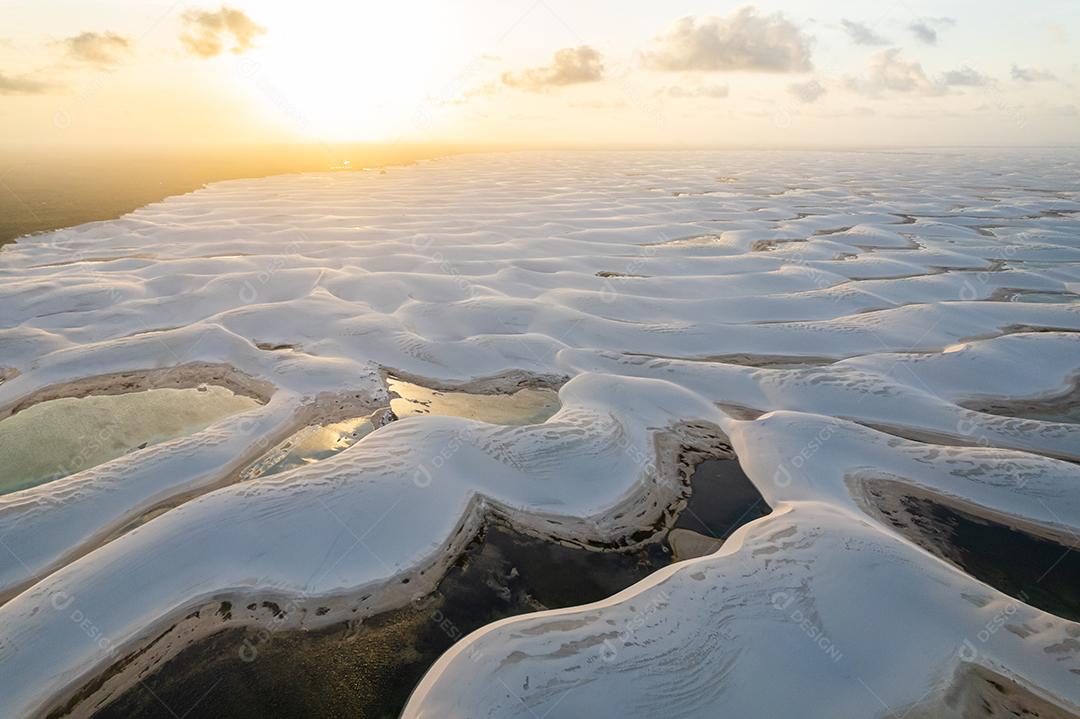 Parque Nacional dos Lençóis Maranhenses. Dunas e lagos de águas pluviais