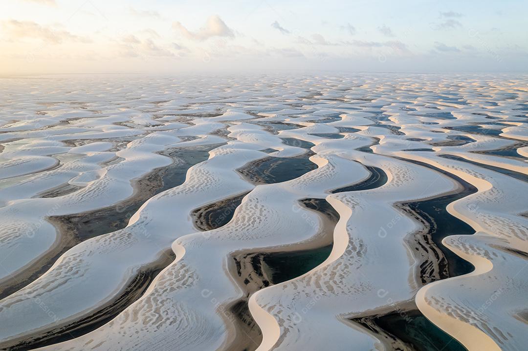 Parque Nacional dos Lençóis Maranhenses. Dunas e lagos de águas pluviais