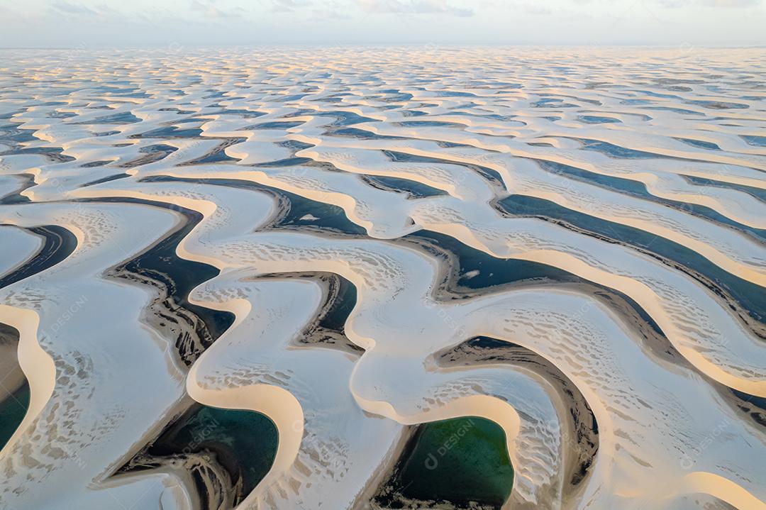 Parque Nacional dos Lençóis Maranhenses. Dunas e lagos de águas pluviais