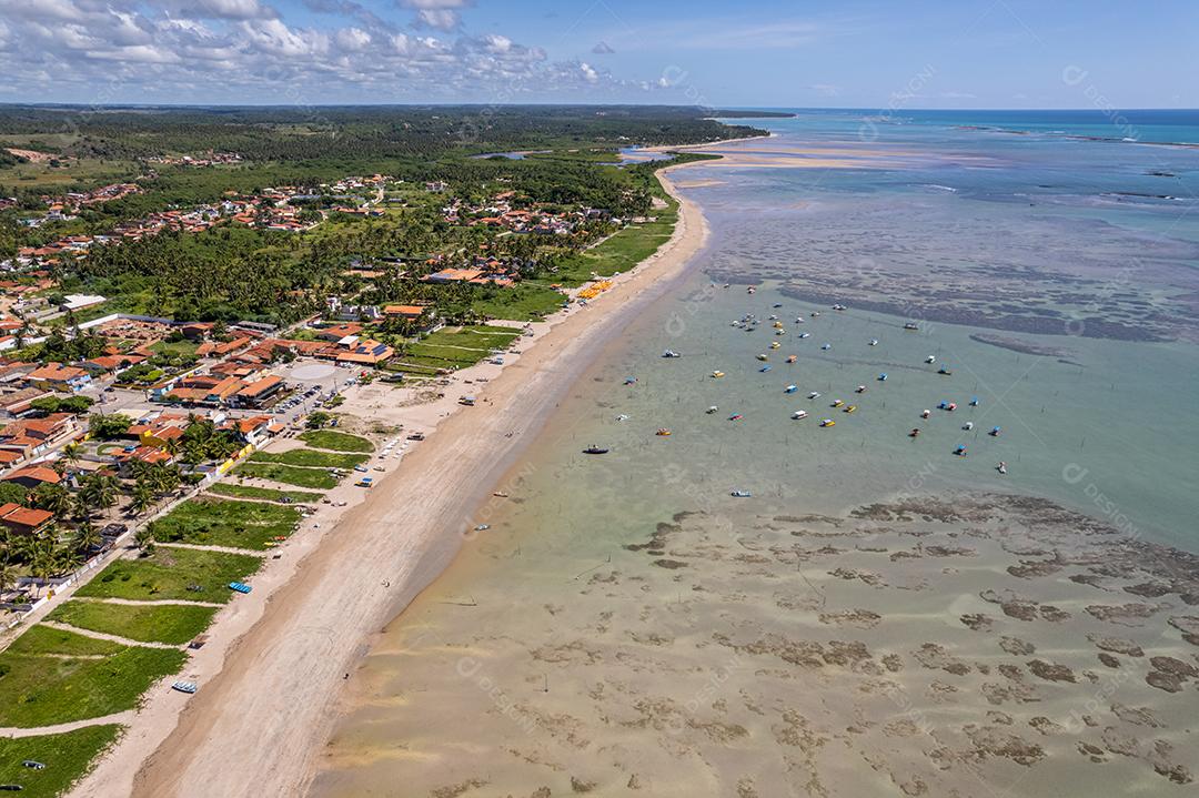 Vista aérea da praia São Miguel dos Milagres, Alagoas, Brasil.