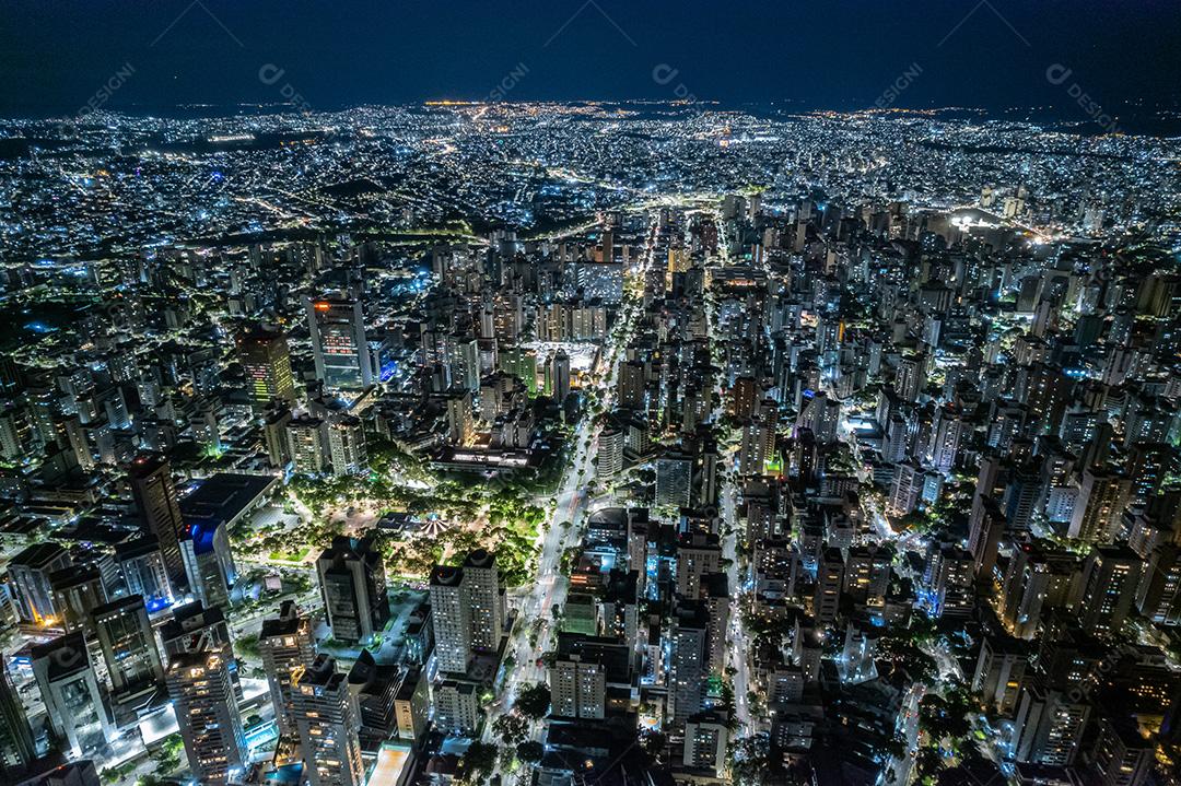 Vista aérea da cidade de Belo Horizonte à noite, Minas Gerais