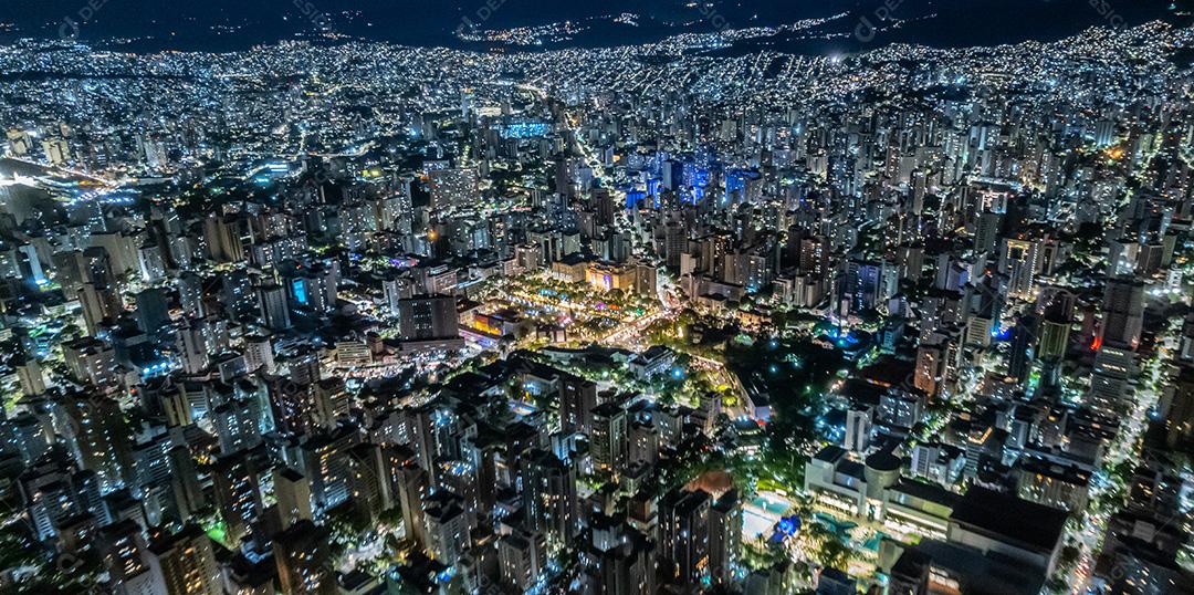 Vista aérea da cidade de Belo Horizonte à noite, Minas Gerais