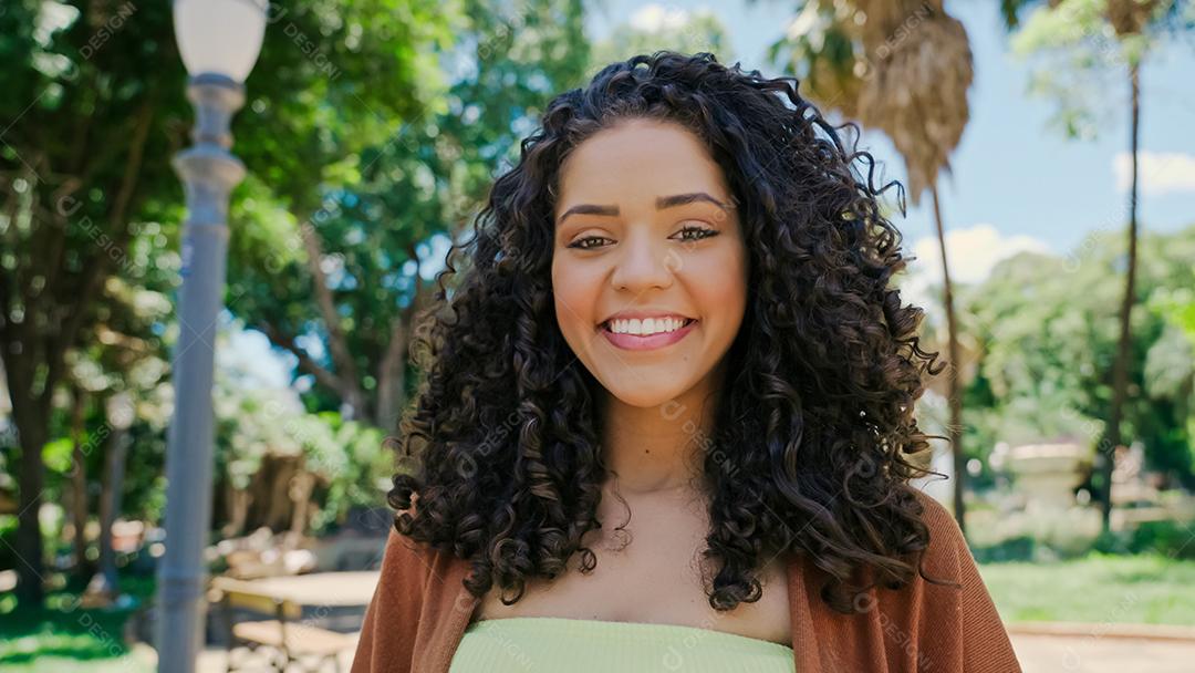 Sorrindo jovem latina. Alegria, positivo e amor. Lindo