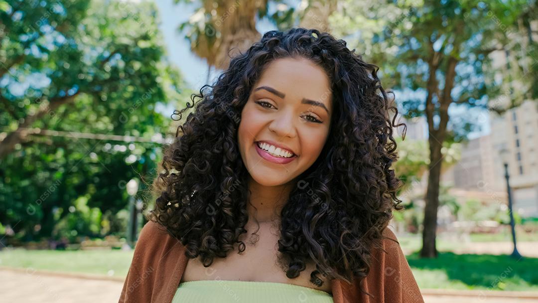 Sorrindo jovem latina. Alegria, positivo e amor. Lindo