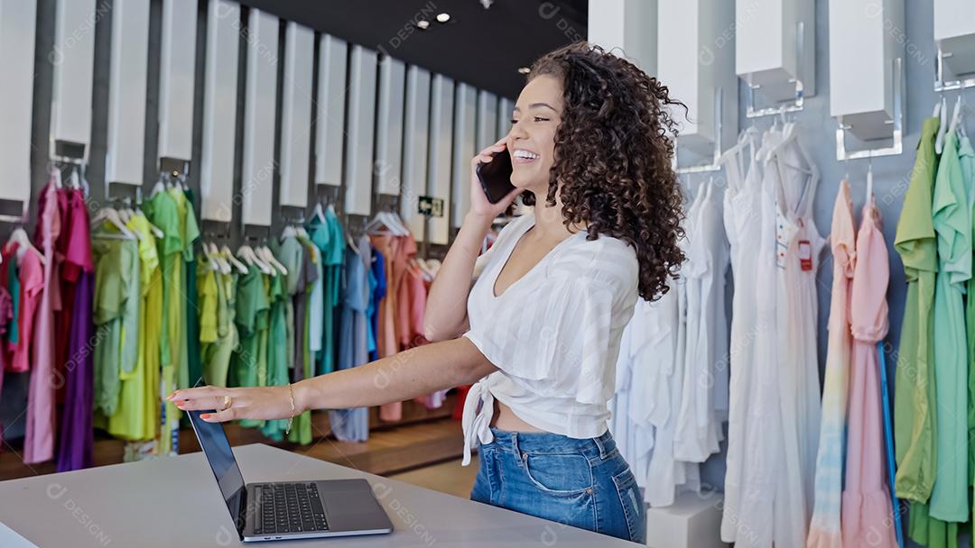 Loja de roupas modernas. Conversa amigável de especialista em suporte ao cliente