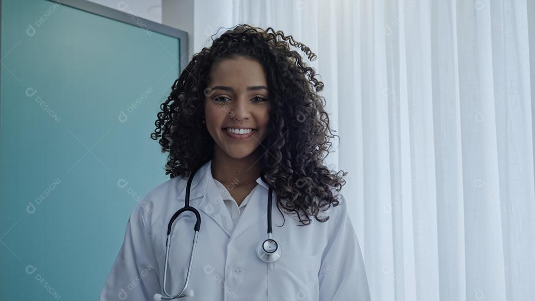 Jovem médica latina usa uniforme branco, jaleco branco