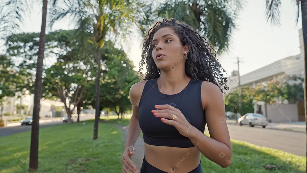 Corredor de mulher latina correndo na rua da cidade. Treino de corredor feminino