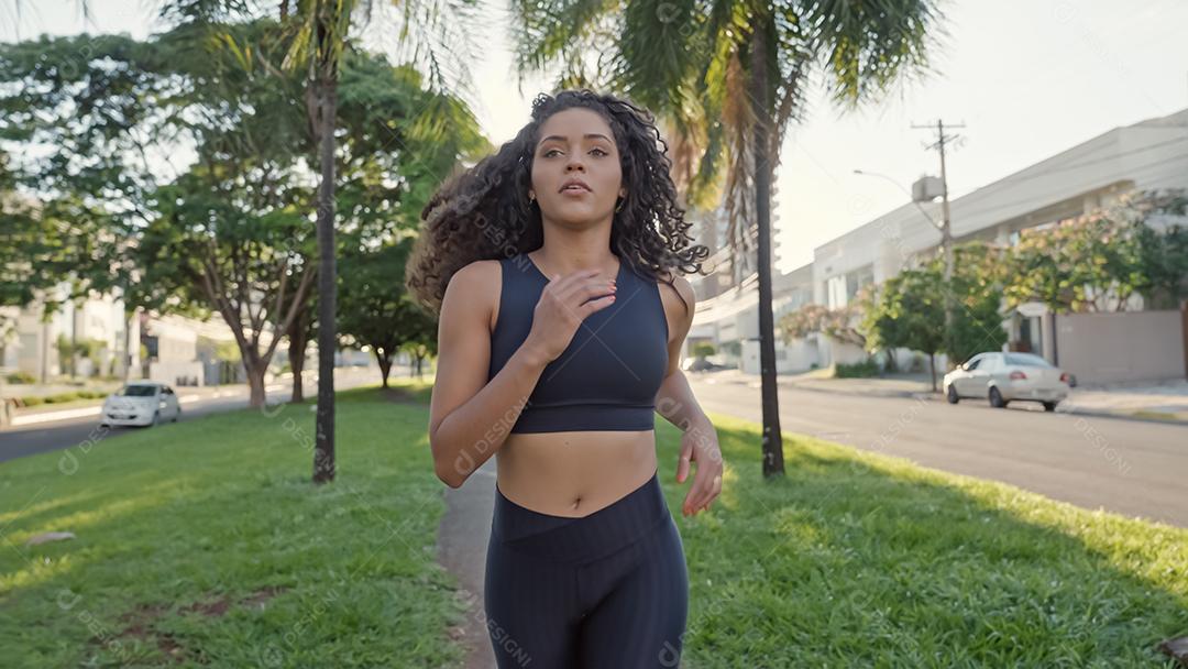 Corredor de mulher latina correndo na rua da cidade. Treino de corredor feminino