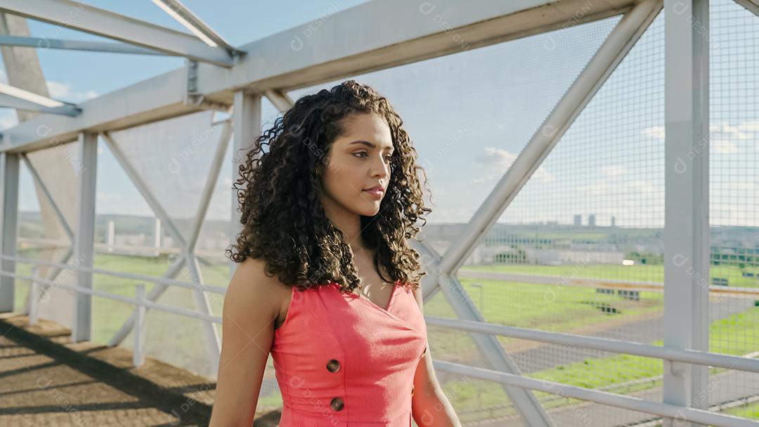 Linda mulher latina andando na cidade.