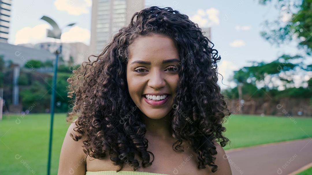 Sorrindo jovem latina. Alegria, positivo e amor