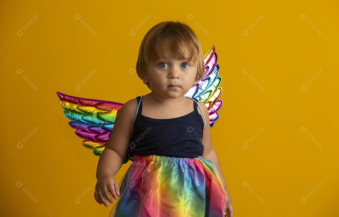 Cupido bonito com balão de forma de coração vermelho sobre fundo amarelo