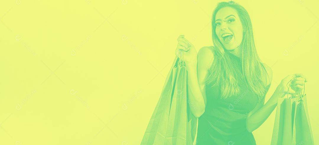 Efeito Duotone fundo amarelo e verde de uma jovem