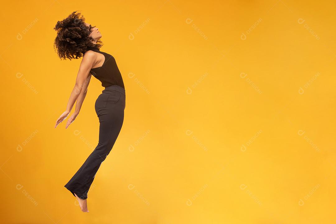 Vista lateral da mulher de cabelo afro em gravidade zero ou uma queda. Menina