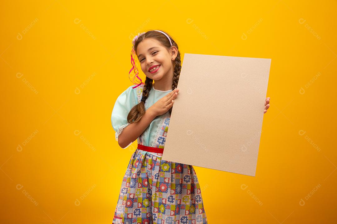 Criança com roupas típicas da famosa festa brasileira