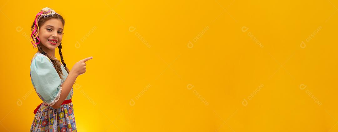 Criança com roupas típicas da famosa festa brasileira