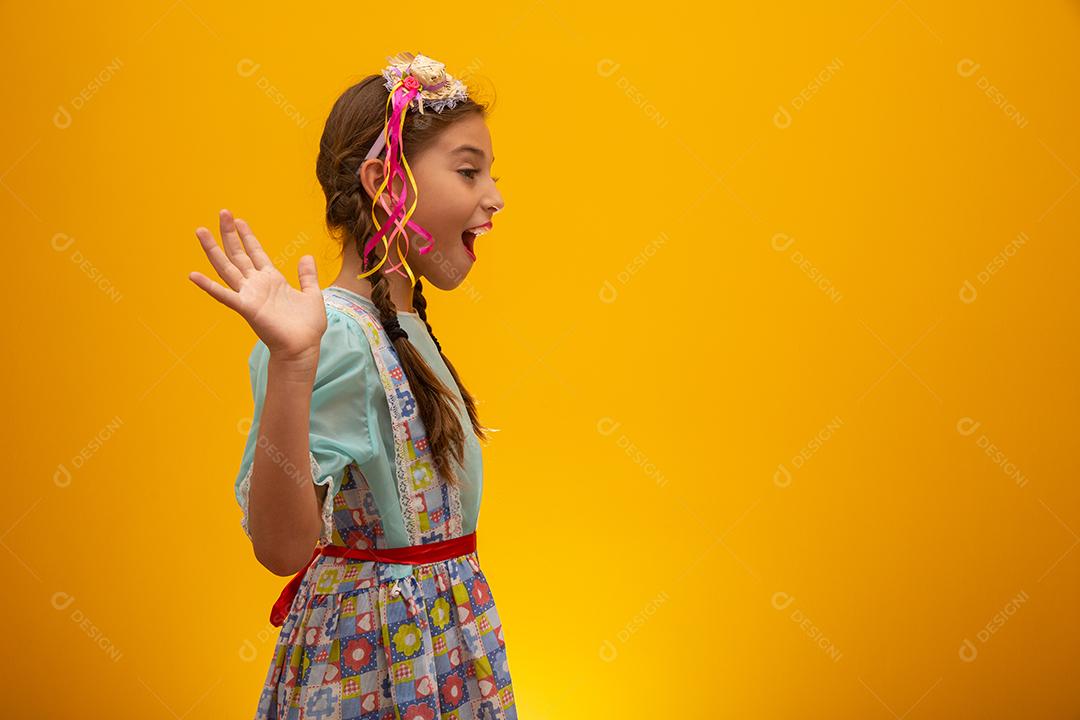 Criança com roupas típicas da famosa festa brasileira