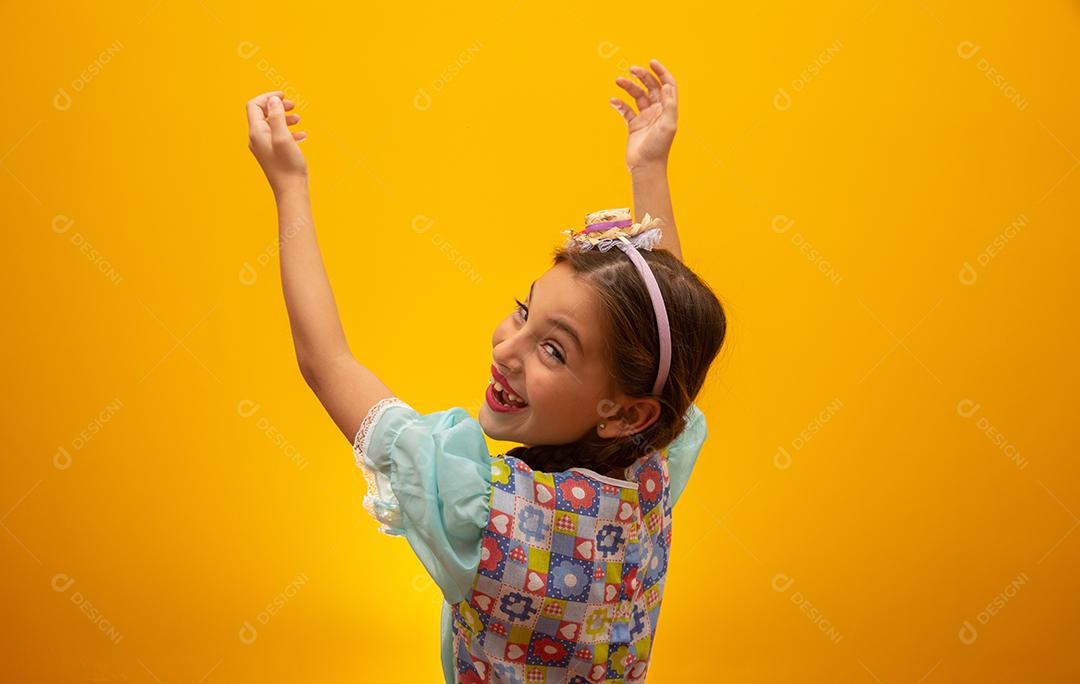 Criança com roupas típicas da famosa festa brasileira