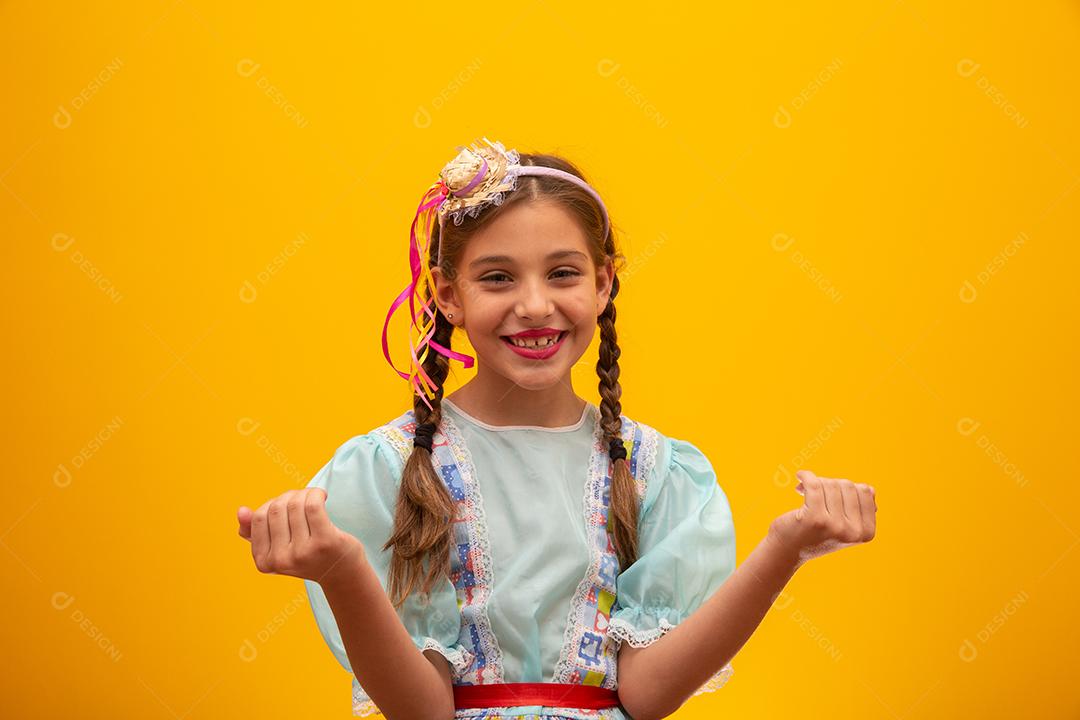 Criança com roupas típicas da famosa festa brasileira