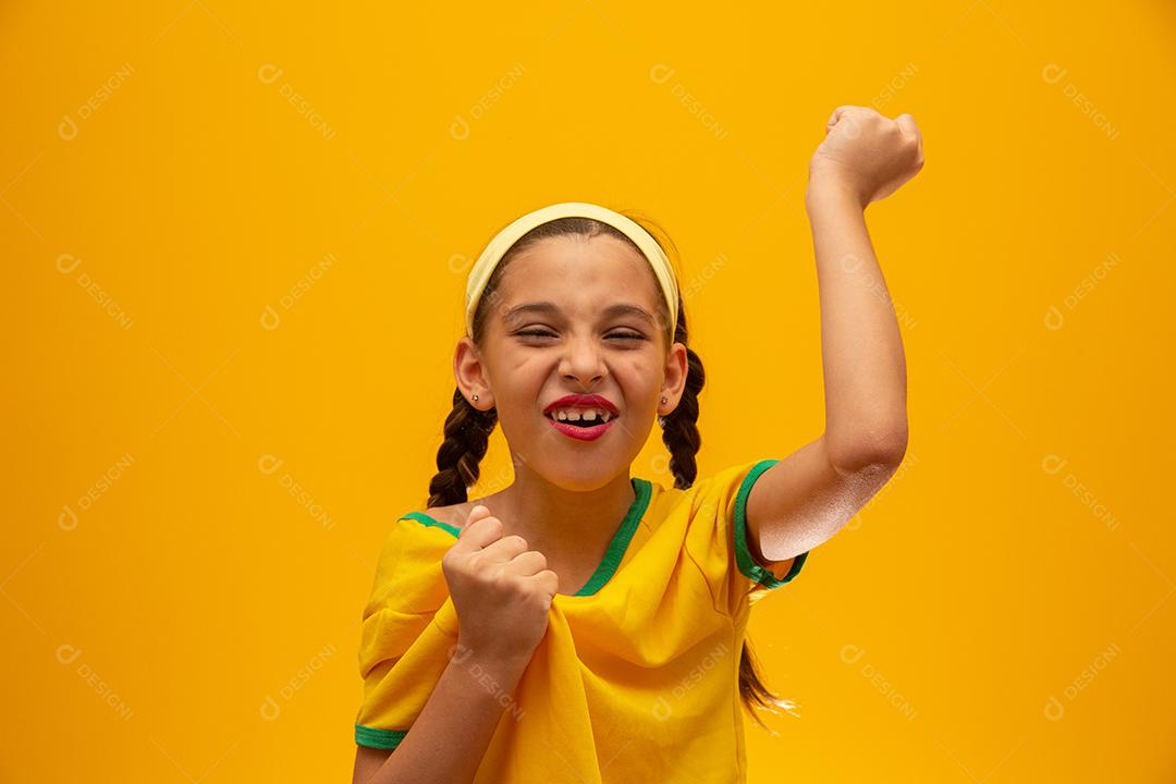 Torcedor de futebol, seleção brasileira. Copa do Mundo. Linda garotinha