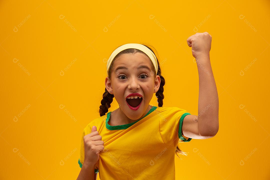 Torcedor de futebol, seleção brasileira. Copa do Mundo. Linda garotinha