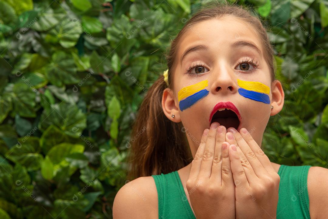 Torcedor de futebol, seleção brasileira. Copa do Mundo. Linda garotinha torcendo por seu time