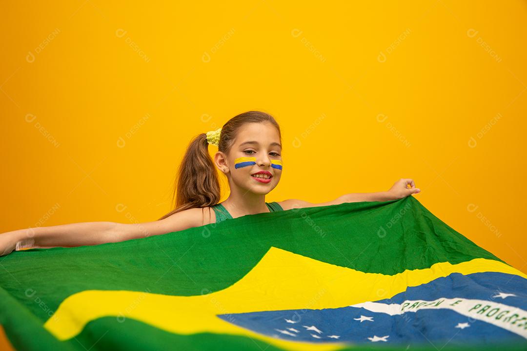 Torcedor de futebol, seleção brasileira. Copa do Mundo. Linda garotinha torcendo por seu time