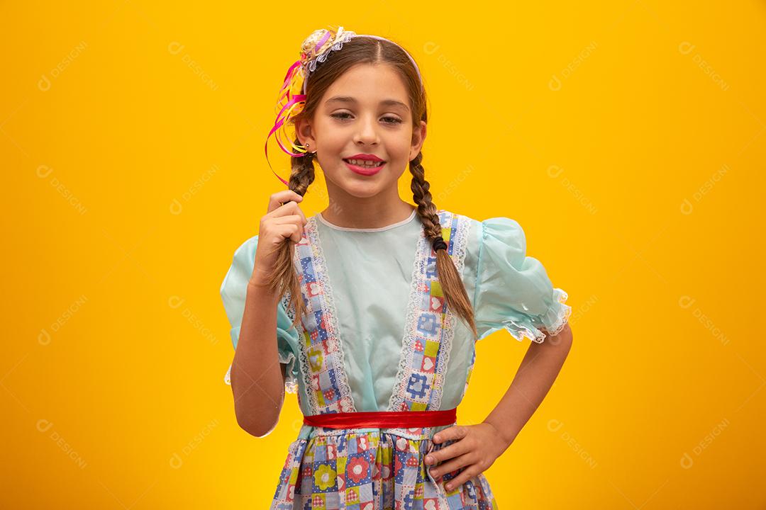 Criança em roupas típicas da famosa festa brasileira