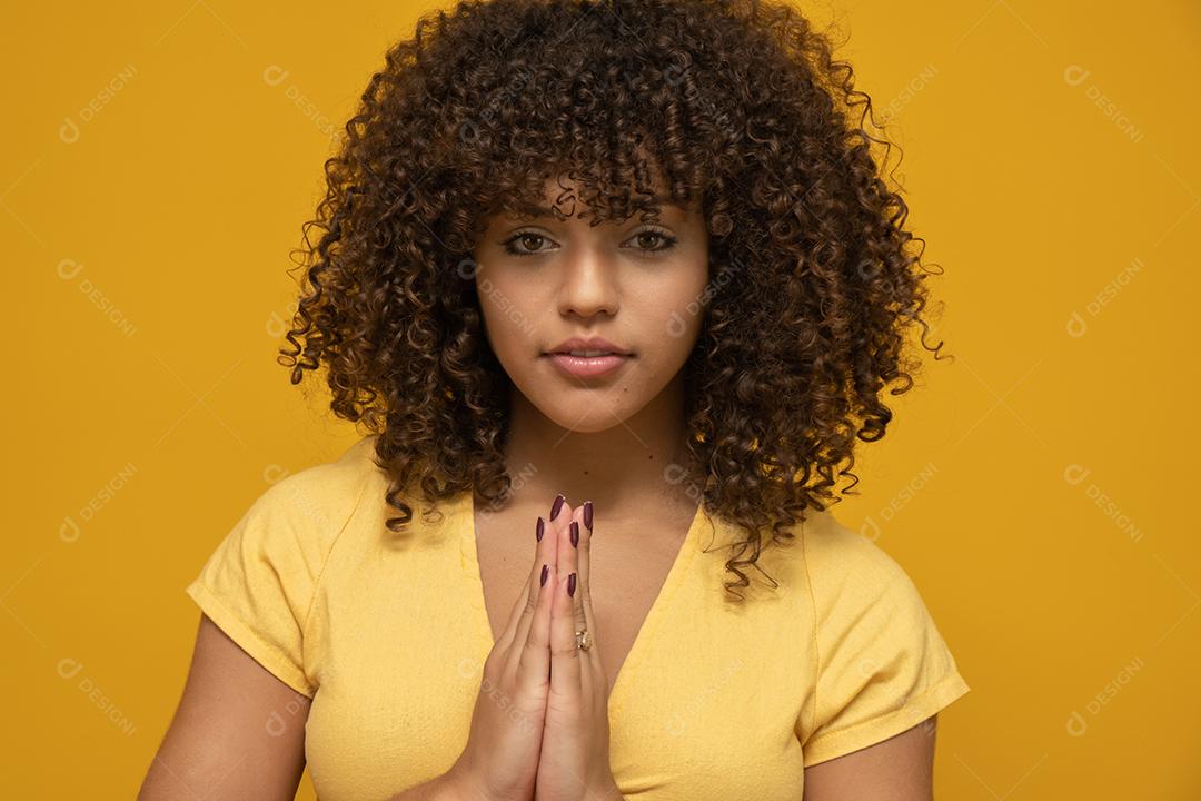 Sorrindo jovem pacífica praticando ioga e meditação. Calma mulher fazendo gesto de Namaste