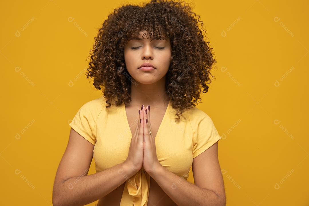 Sorrindo jovem pacífica praticando ioga e meditação. Calma mulher fazendo gesto de Namaste