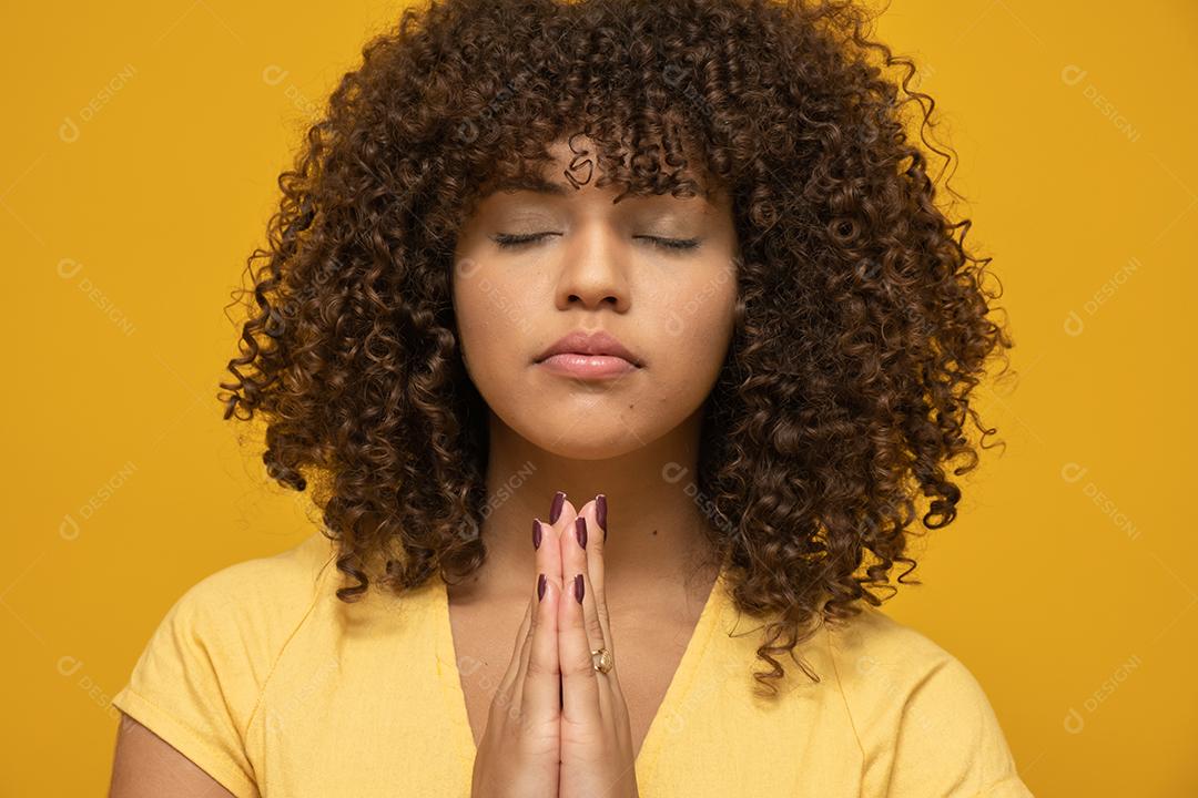 Sorrindo jovem pacífica praticando ioga e meditação. Calma mulher fazendo gesto de Namaste