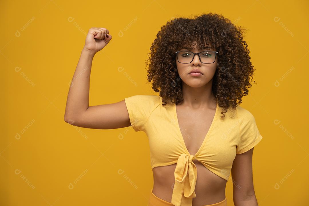 Nós podemos fazer isso. O punho feminino do poder feminino. Mulher vítima de racismo. Abuso