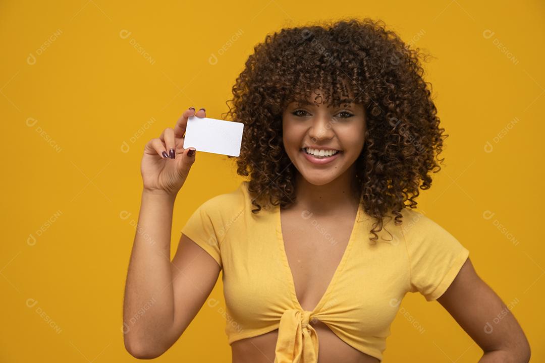 Mão de jovem segura maquete de cartão branco em branco com cantos arredondados. Modelo de maquete