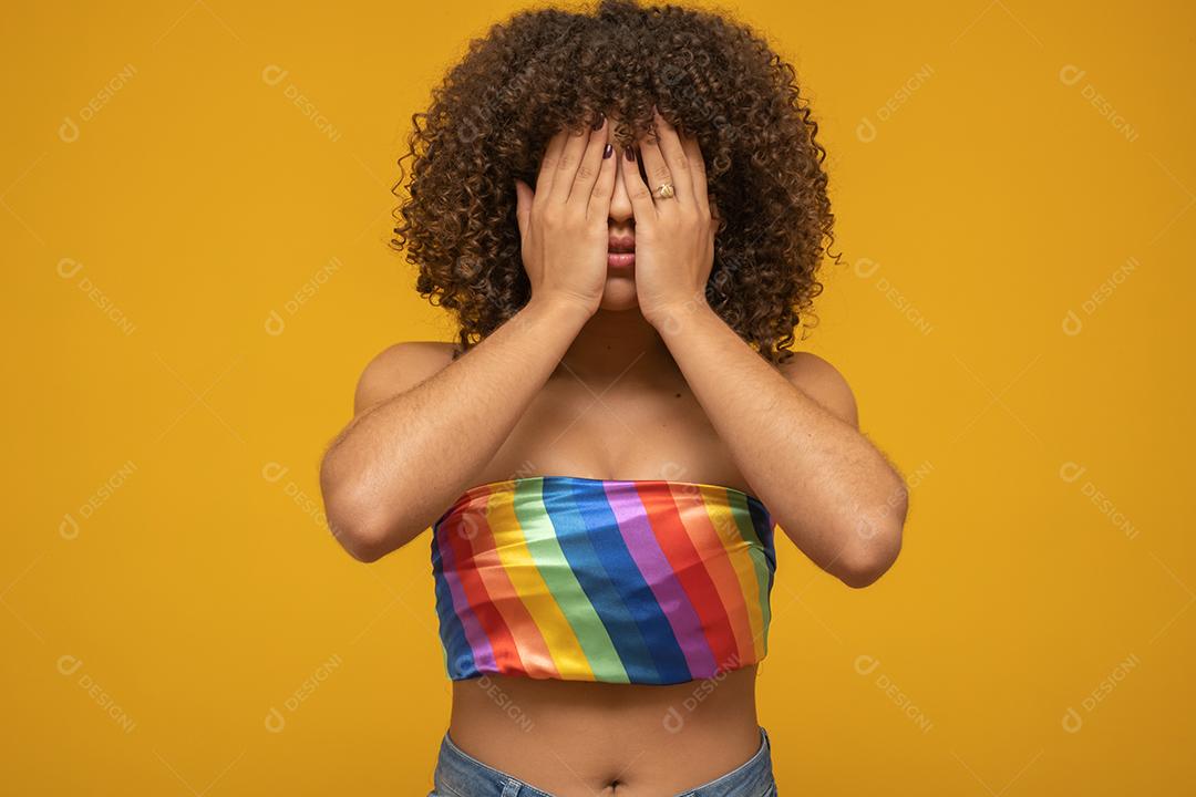 Linda mulher afro homossexual lutando contra o preconceito. LGBT, homofobia, conceito