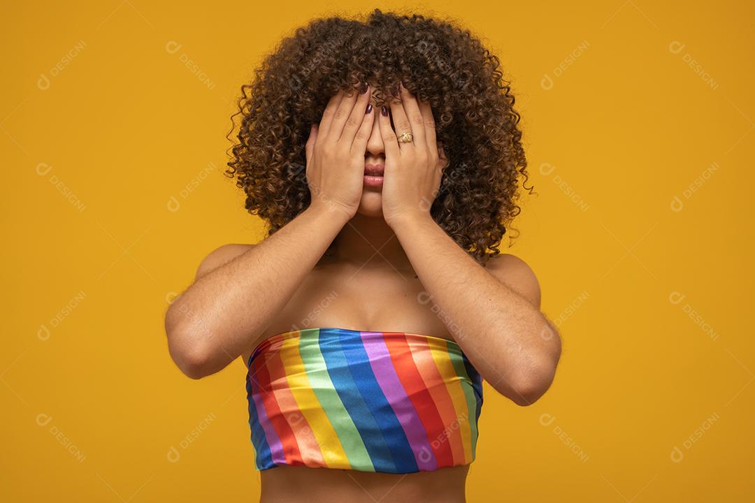 Linda mulher afro homossexual lutando contra o preconceito. LGBT, homofobia, conceito