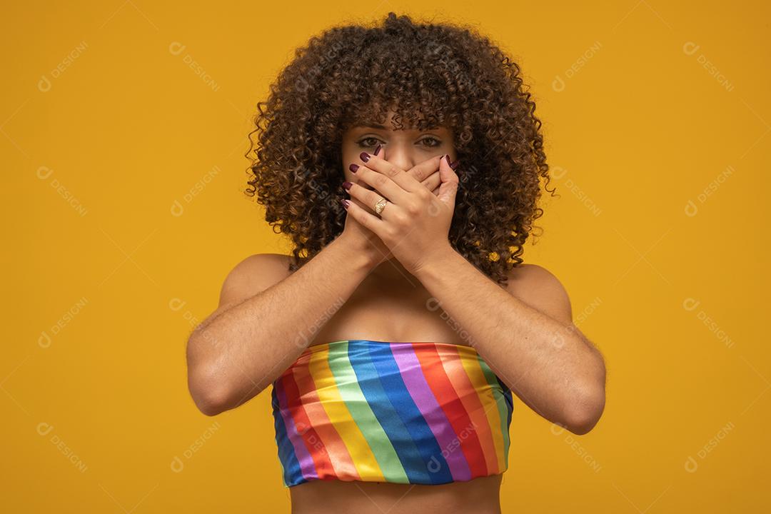 Linda mulher afro homossexual lutando contra o preconceito. LGBT, homofobia, conceito