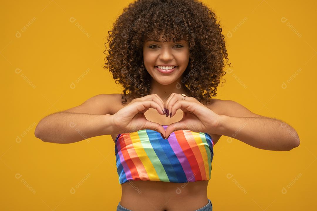 Linda mulher afro homossexual lutando contra o preconceito. LGBT, homofobia, conceito