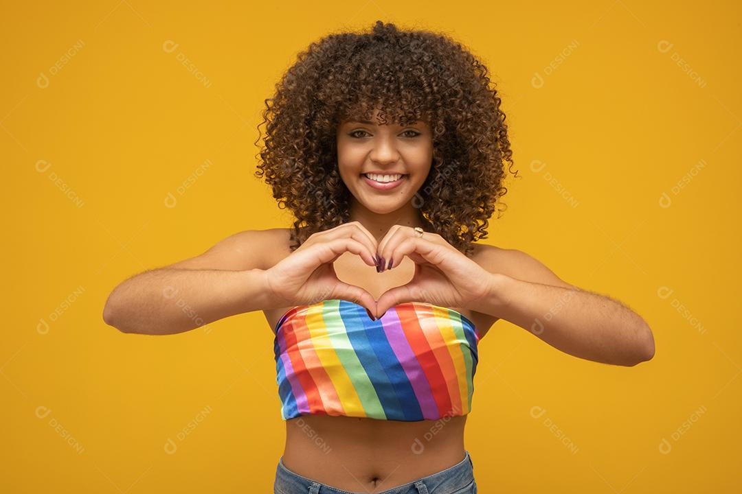 Linda mulher afro homossexual lutando contra o preconceito. LGBT, homofobia, conceito