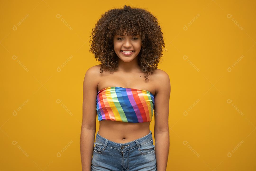 Linda mulher afro homossexual lutando contra o preconceito. LGBT, homofobia, conceito