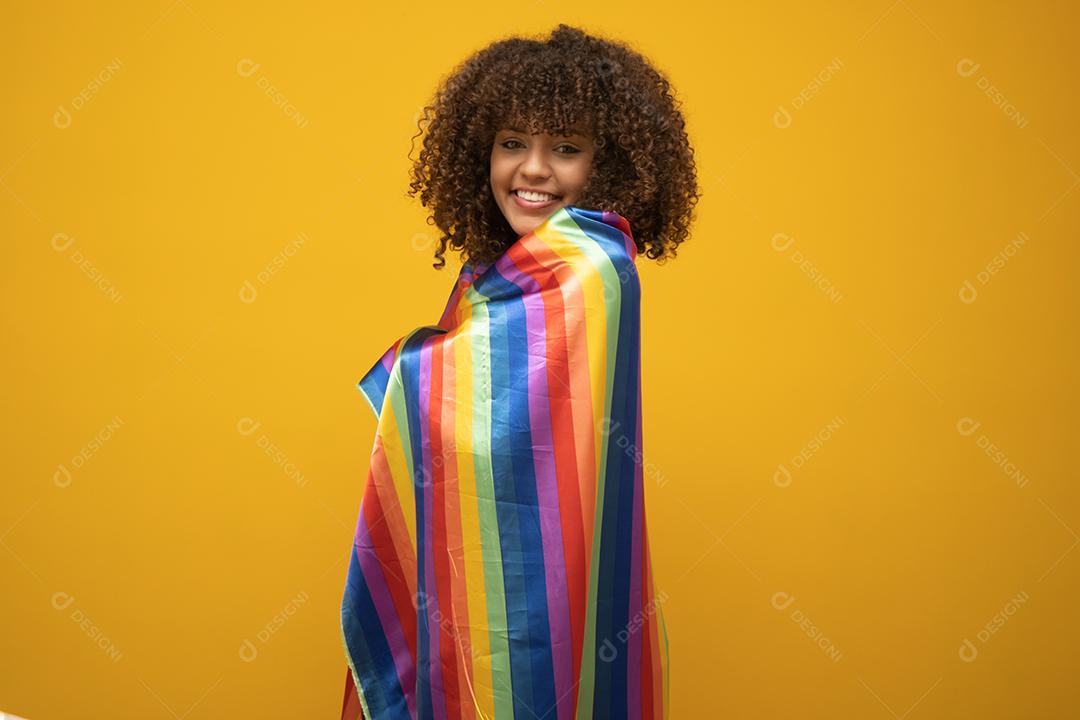 Linda mulher afro homossexual lutando contra o preconceito. LGBT, homofobia, conceito