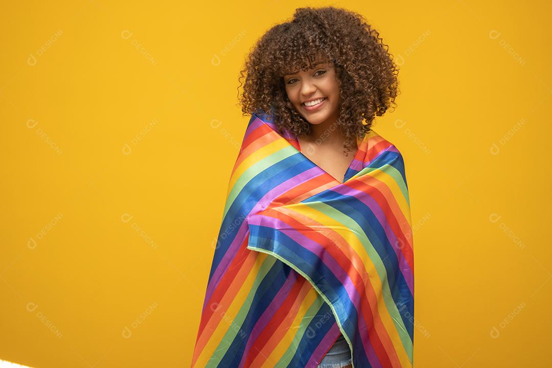 Linda mulher afro homossexual lutando contra o preconceito. LGBT, homofobia, conceito