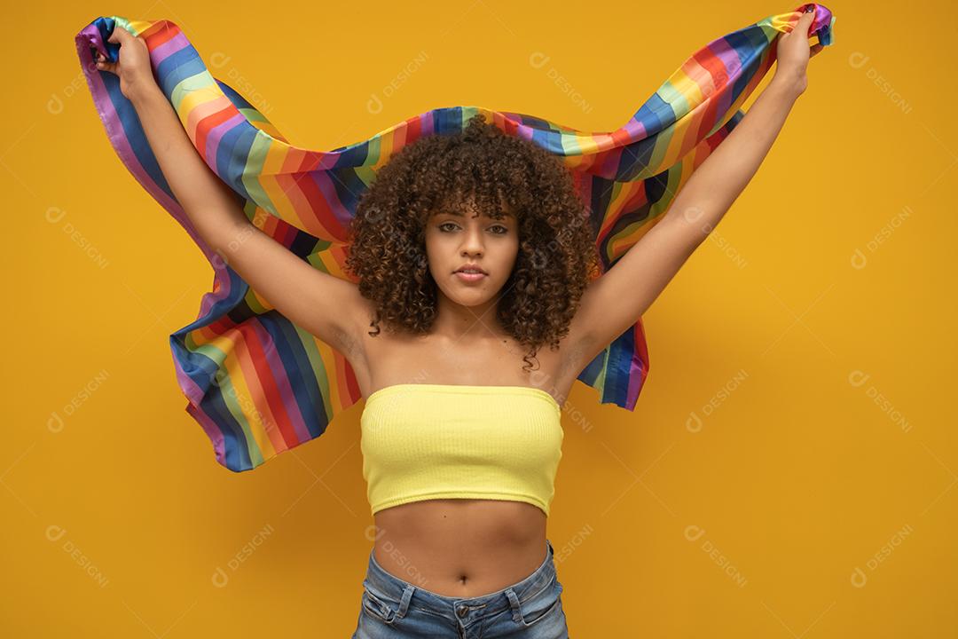 Linda mulher afro homossexual lutando contra o preconceito. LGBT, homofobia, conceito