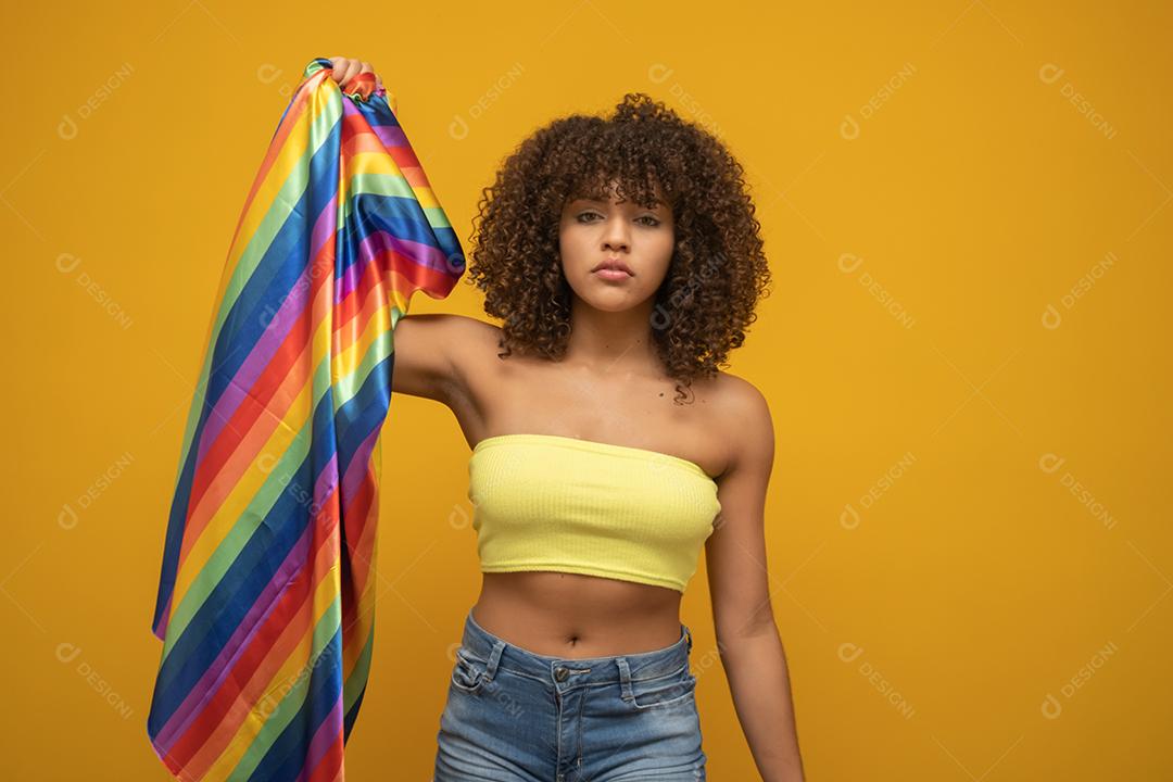 Linda mulher afro homossexual lutando contra o preconceito. LGBT, homofobia, conceito