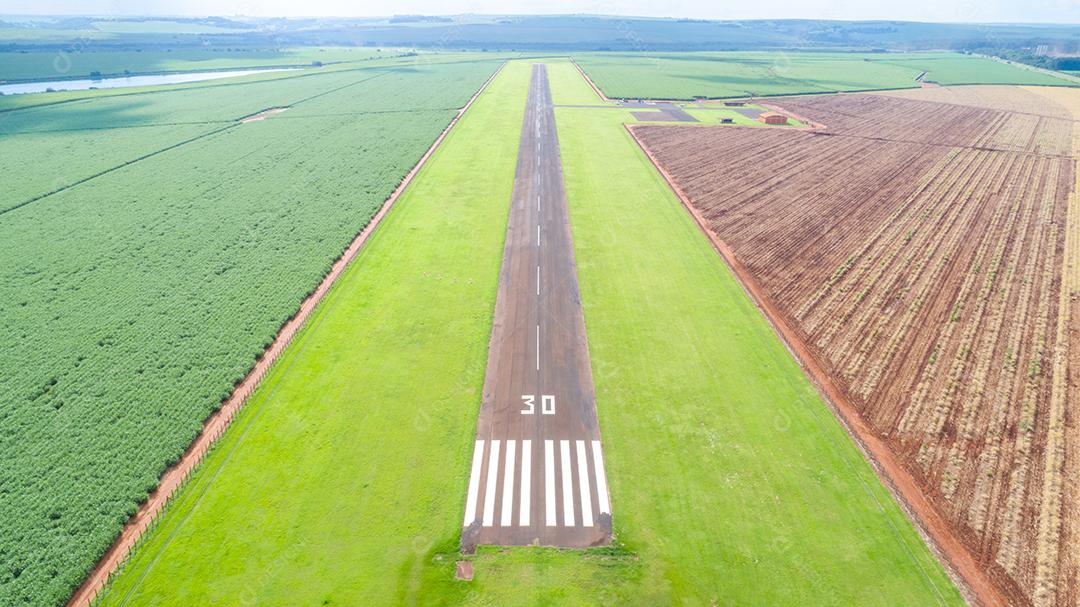 Vista aérea da pista pavimentada do avião no Brasil. Pista de pouso remota de pequenos aviões de hélice