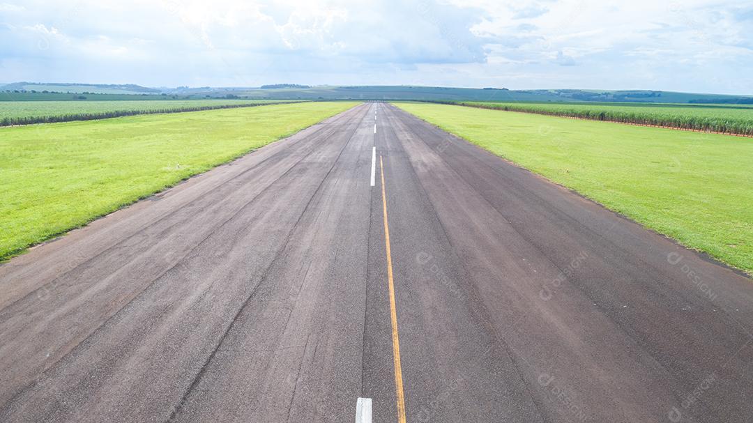 Vista aérea da pista pavimentada do avião no Brasil. Pista de pouso remota de pequenos aviões de hélice